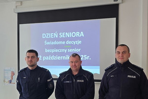 Na zdjęciu widoczni trzej policjanci.