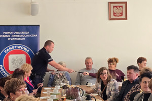 Na zdjęciu widoczni policjanci podczas spotkania z seniorami.