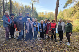 Zdjęcie grupowe, na którym widoczni są policjanci i seniorki.