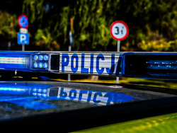 Na zdjęciu widoczne lampy błyskowe radiowozu z napisem POLICJA.