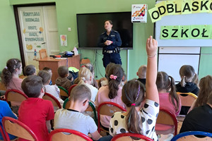 Na zdjęciu widoczna policjantka, podczas spotkania z dziećmi.
