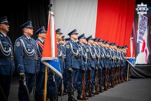 Na zdjęciu widoczny poczet sztandarowy oraz stojąca w dwuszeregu kompania honorowa.