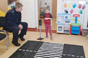 Na zdjęciu widoczny policjant oraz przedszkolaki podczas spotkania.