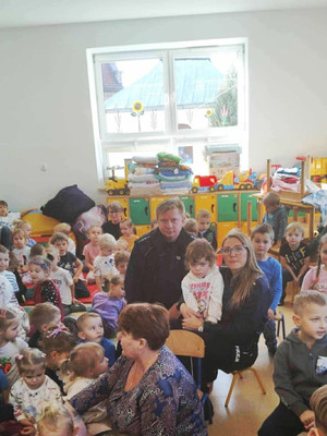 Na zdjęciu widoczny policjant oraz przedszkolaki podczas spotkania.