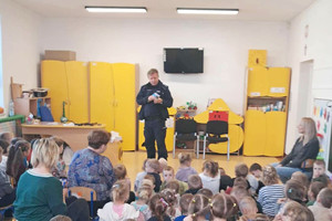 Na zdjęciu widoczny policjant oraz przedszkolaki podczas spotkania.