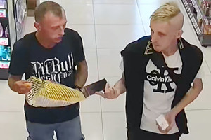 Na zdjęciu widoczni dwaj sprawcy kradzieży sklepowej.