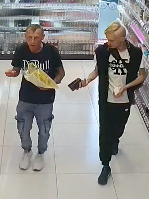 Na zdjęciu widoczni dwaj sprawcy kradzieży sklepowej.