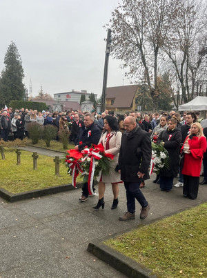 Na zdjęciu widoczna delegacja składająca kwiaty przed pomnikiem.