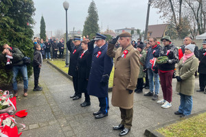Na zdjęciu widoczna delegacja przed pomnikiem, w której składzie jest Pierwszy Zastępca Komendanta Powiatowego Policji w Zawierciu podinspektor Paweł Sobota. Delegacja oddaje honor.