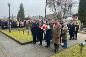 Na zdjęciu widoczna delegacja przed pomnikiem. W jej składzie jest Pierwszy Zastępca Komendanta Powiatowego Policji w Zawierciu podinspektor Paweł Sobota, który trzyma kwiaty.