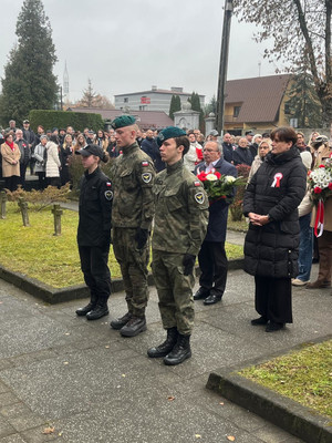 Na zdjęciu widoczna delegacja umundurowanej młodzieży z klas mundurowych.