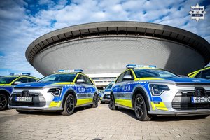 Na zdjęciu widoczne dwa radiowozy stojące pod Halą Widowiskowo-Sportową Spodek w Katowicach.