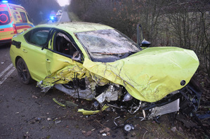 Na zdjęciu widoczny roztrzaskany samochód.