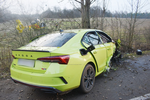 Na zdjęciu widoczny roztrzaskany samochód.