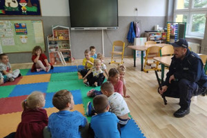 Na zdjęciu widoczny policjant podczas spotkania z dziećmi.