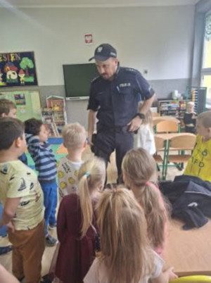 Na zdjęciu widoczny policjant podczas spotkania z dziećmi.