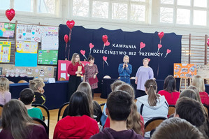 Na zdjęciu widoczna sala gimnastyczna, zebrani na niej uczniowie i grono pedagogiczne.