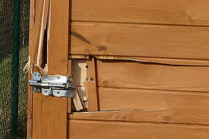 Na zdjęciu widoczne drzwi z wyłamanym skoblem.