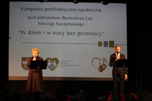 Na zdjęciu widoczni prowadzący finał kampanii kobieta i mężczyzna.