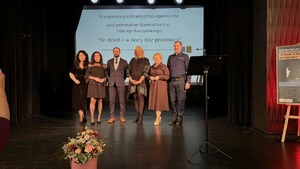 Na zdjęciu widoczni przedstawiciele podmiotów i instytucji w tym policjant.