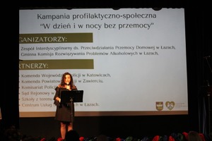 Na zdjęciu widoczna kobieta mówiąca do mikrofonu.