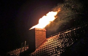 Na zdjęciu komin, z którego wydobywa się ogień.