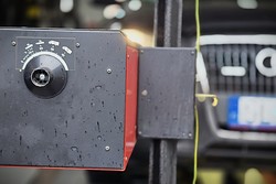 Na zdjęciu widoczny przyrząd do badania ustawienia świateł w pojeździe.