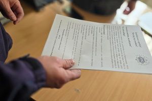 Na zdjęciu widoczne plakaty trzymane w ręku.