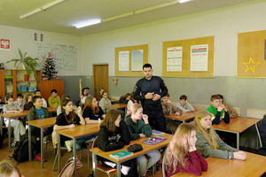 Na zdjęciu widoczny policjant podczas spotkania z uczniami.