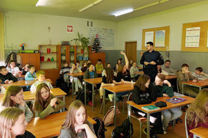 Na zdjęciu widoczny policjant podczas spotkania z uczniami.