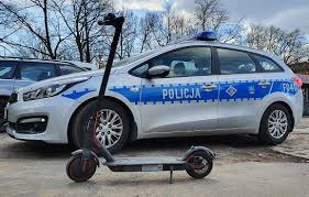 Na zdjęciu widoczny radiowóz oraz hulajnoga elektryczna.