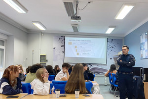 Na zdjęciu widoczny policjant podczas spotkania z uczniami.