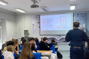 Na zdjęciu widoczny policjant podczas spotkania z uczniami.