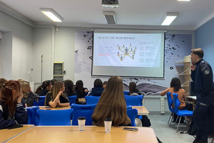 Na zdjęciu widoczny policjant podczas spotkania z uczniami.