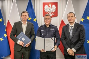 Na zdjęciu nadinspektor dr Tomasz Michułka, Zastępca Komendanta Głównego Policji oraz wiceprezesi Zarządu PKO Banku Polskiego – Piotr Mazur i Tomasz Pol.