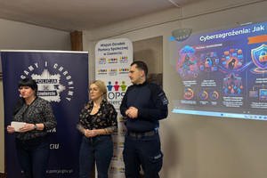 Na zdjęciu widoczny policjant wraz z przedstawicielką Miejskiego Ośrodka Pomocy Społecznej oraz przedstawicielką biblioteki podczas spotkania z młodzieżą.