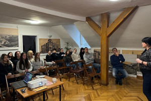 Na zdjęciu widoczna przedstawicielka biblioteki podczas spotkania z młodzieżą.