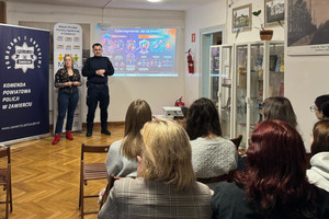 Na zdjęciu widoczny policjant wraz z przedstawicielką Miejskiego Ośrodka Pomocy Społecznej podczas spotkania z młodzieżą.