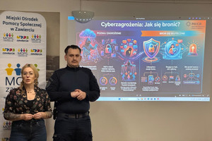 Na zdjęciu widoczny policjant wraz z przedstawicielką Miejskiego Ośrodka Pomocy Społecznej podczas spotkania z młodzieżą.