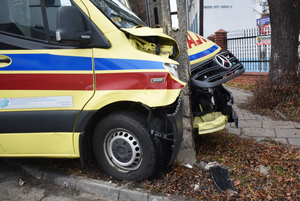 Na zdjęciu widoczny ambulans, który brał udział w zdarzeniu.