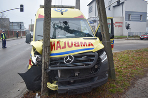 Na zdjęciu widoczny ambulans, który brał udział w zdarzeniu.