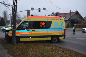 Na zdjęciu widoczny ambulans, który brał udział w zdarzeniu.
