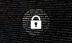 Grafika przedstawia zamkniętą kłódkę na tle kodu programowania.