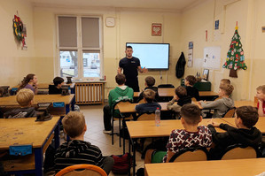 Na zdjęciu widoczny policjant na spotkaniu z uczniami.