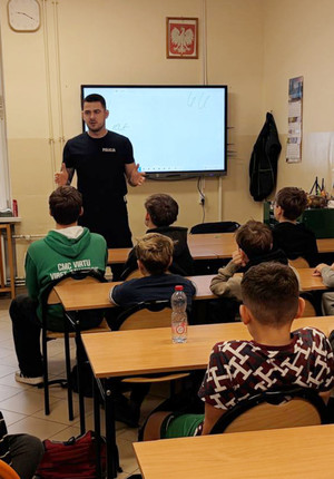 Na zdjęciu widoczny policjant na spotkaniu z uczniami.