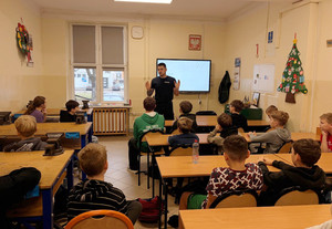 Na zdjęciu widoczny policjant na spotkaniu z uczniami.