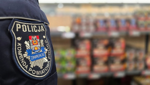 Na zdjęciu widoczna naszywka na rękawie policyjnego munduru.