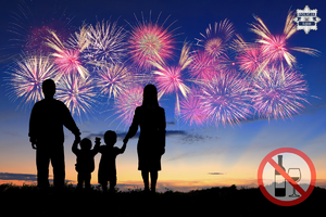 Grafika przedstawiająca rodziców i dzieci trzymających się za ręce i oglądających fajerwerki, a także znak zakazu spożywania alkoholu.