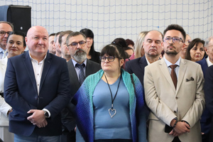 Na zdjęciu widoczni zaproszeni goście na uroczystej zbiórce z okazji pożegnania ze służbą oraz objęcia stanowiska Komendanta Powiatowego Policji w Zawierciu.