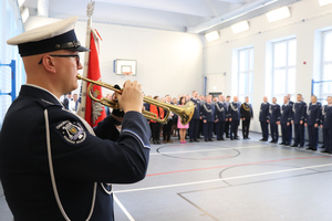 Na zdjęciu widoczny trębacz oraz goście zebrani na uroczystej zbiórce z okazji pożegnania ze służbą oraz objęcia stanowiska Komendanta Powiatowego Policji w Zawierciu.